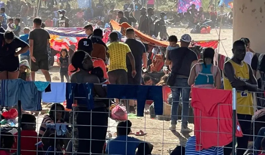 Sirven alimentos a migrantes en Puente Internacional de Del Río, Texas