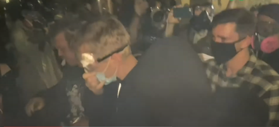 Alcalde de Portland resulto afectado por gas lacrimógeno en medio de protestas 