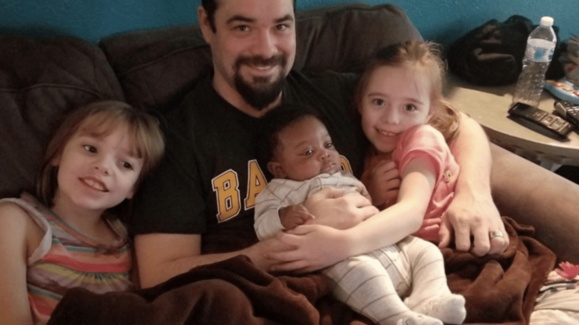 Familia adopta a cinco hermanos que fueron separados en casas de adopción 
