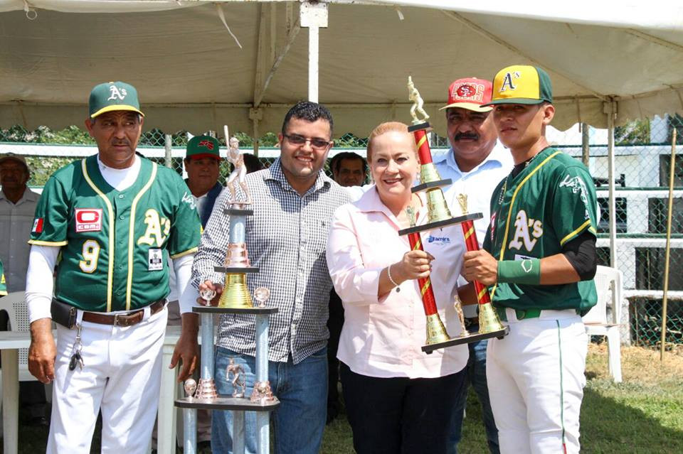 Amparán Cruz asiste y preside torneos de Beisbol