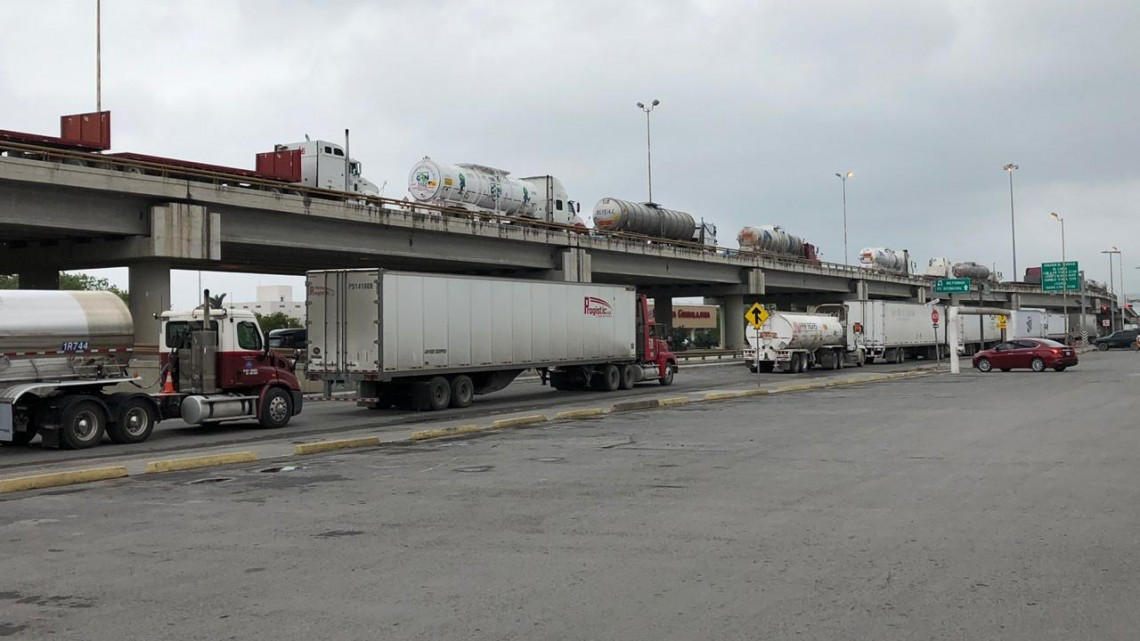 Continúan largas filas en el puente “Los Tomates”