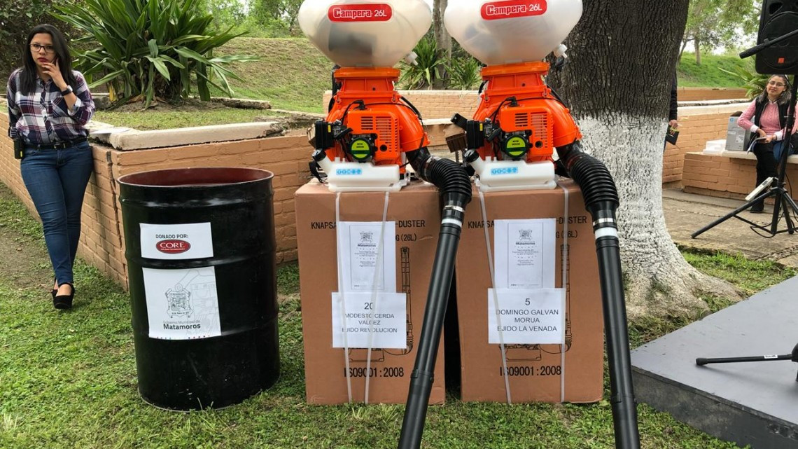 Entregan moto aspersoras a productores del campo