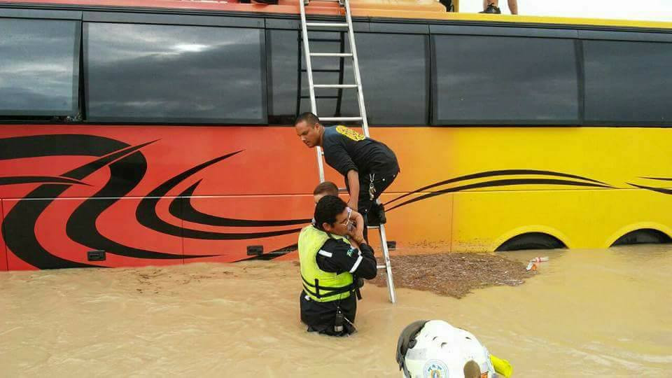 En lancha rescatan a personas atrapadas en autopista de Nuevo Laredo