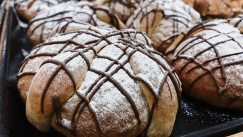 Pan de muerto con conejito de chocolate y relleno de nata