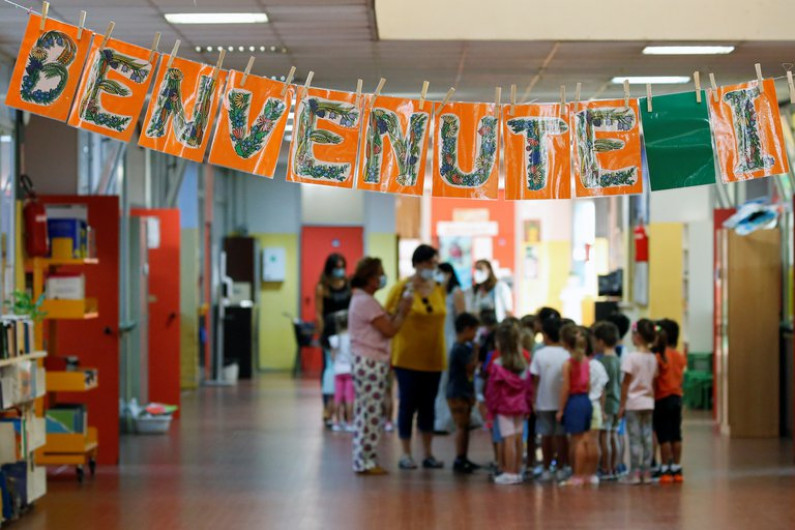 Italia reabrirá escuelas el 7 de enero pese a contagios