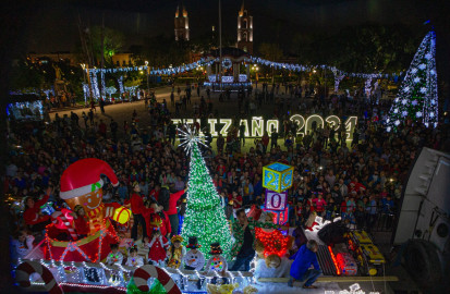 Miles participan en encendido de pino y espectacular desfile navideño