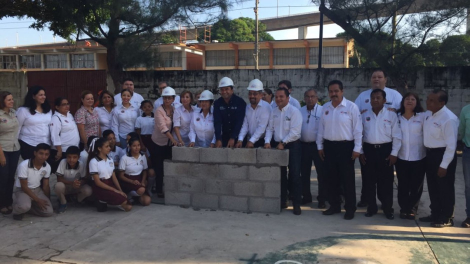 Ponen primera piedra para laboratorio de Ciencias 