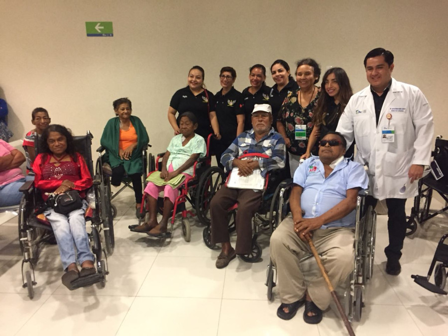 Guerreras Imparables donan silla de ruedas a pacientes de hemodiálisis