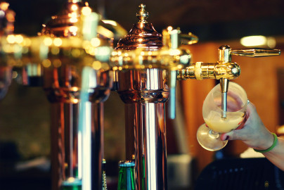 Solicitan bebedores para consumir alcohol durante 56 días 