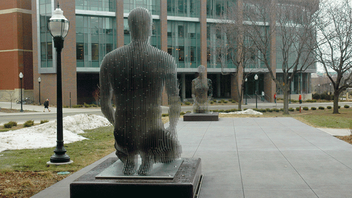 Estas esculturas 'desaparecen' frente a ti 