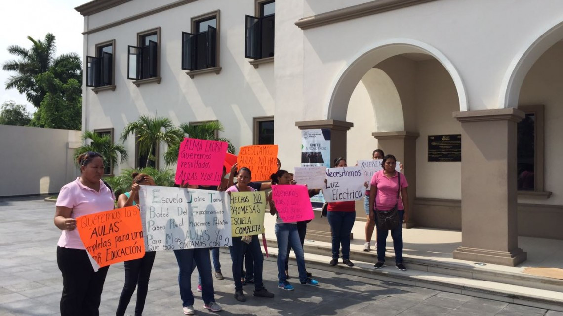 Padres de familia protestan para exigir electrificación de escuela primaria