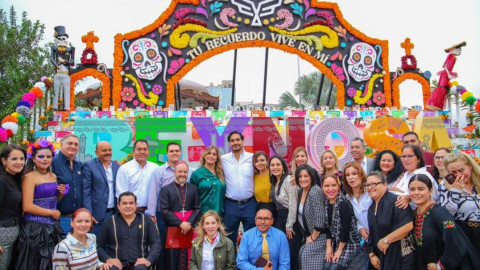 Asistieron más de 1,500 personas a inauguración de Monumental Altar de Muertos 