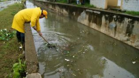 Realizan constante limpieza de canales pluviales en la zona sur de Altamira
