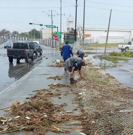 Cuadrillas realizan labores de limpieza en Nuevo Laredo