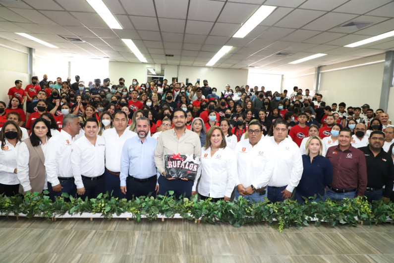 Dialogó Carlos Peña Ortiz con estudiantes de la UAT Reynosa Aztlán 