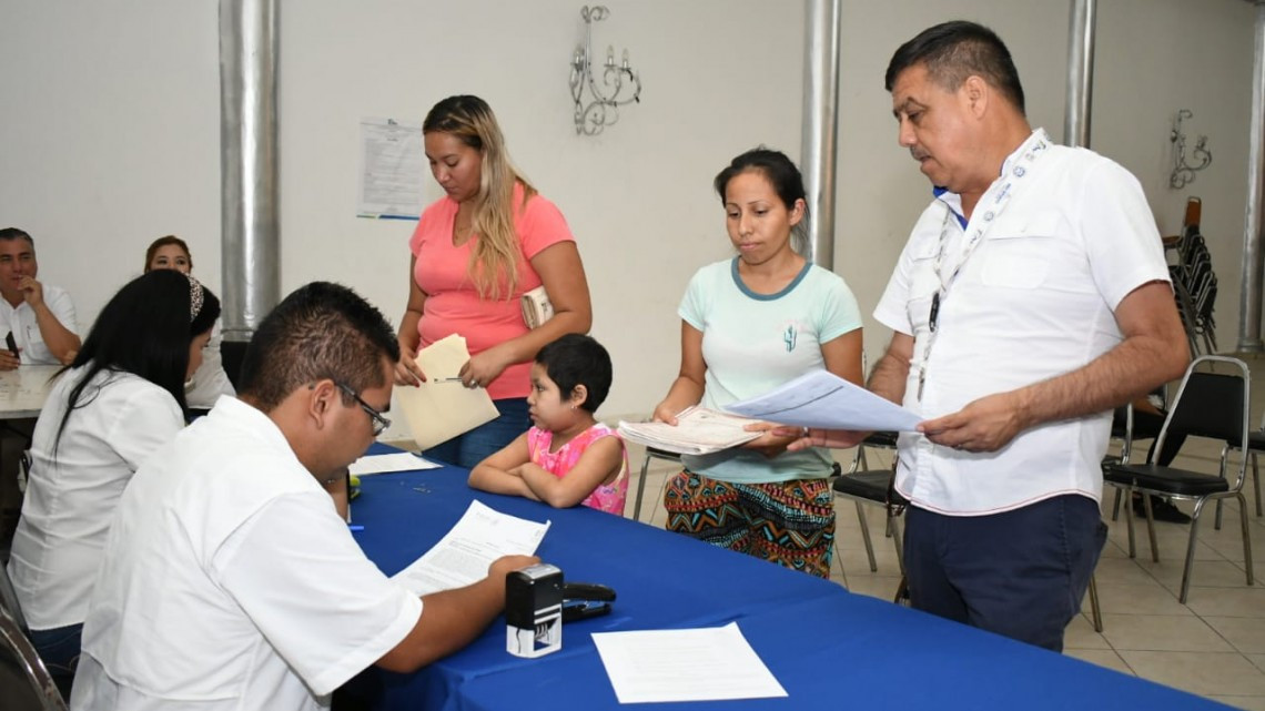 Apoya Gobierno Municipal en trámite de becas