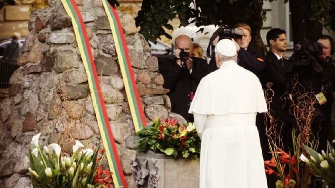 El papa Francisco honra a víctimas del holocausto en Lituania