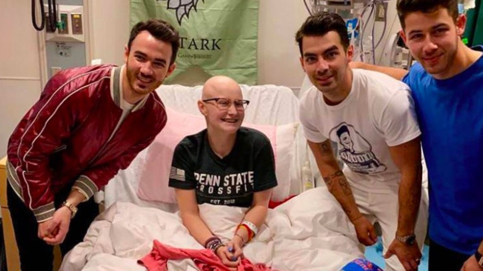 Jonas Brothers visitan a fan con cáncer que no pudo ir al concierto