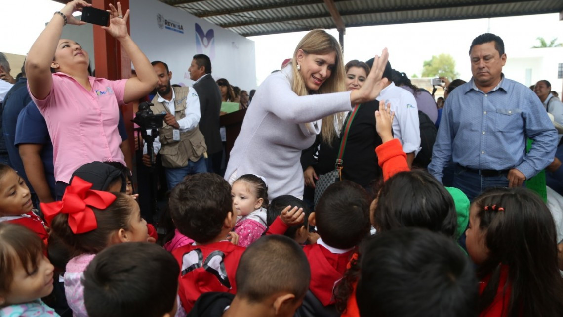 Dialoga Maki con habitantes de Las Delicias