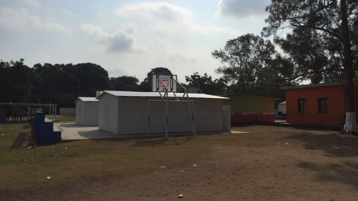 Instalan salones de clase improvisados para niños