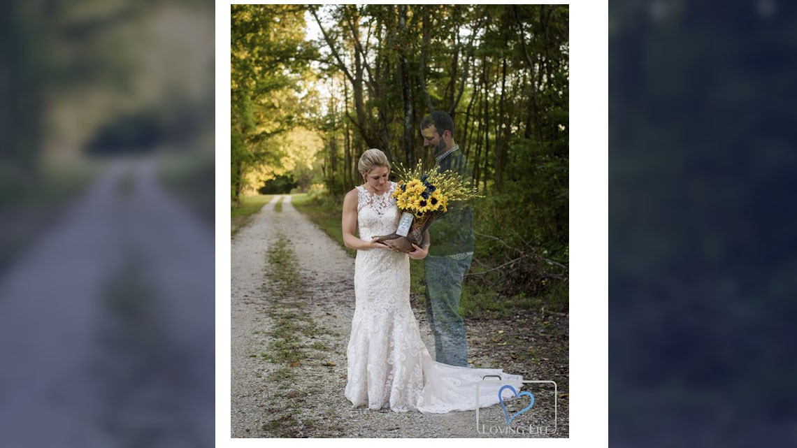¡Hermoso detalle! Mujer recuerda a su prometido muerto con sesión de fotos