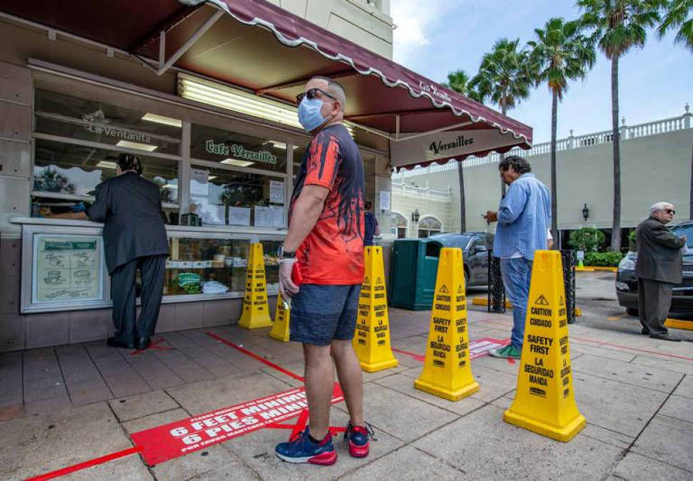 Miami-Dade reabrirá restaurantes al empezar a disminuir contagios de COVID-19
