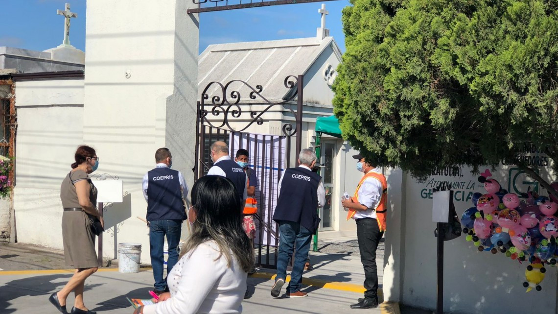 Tras un año sin celebrar, reynosenses visitan panteones en Día de Muertos