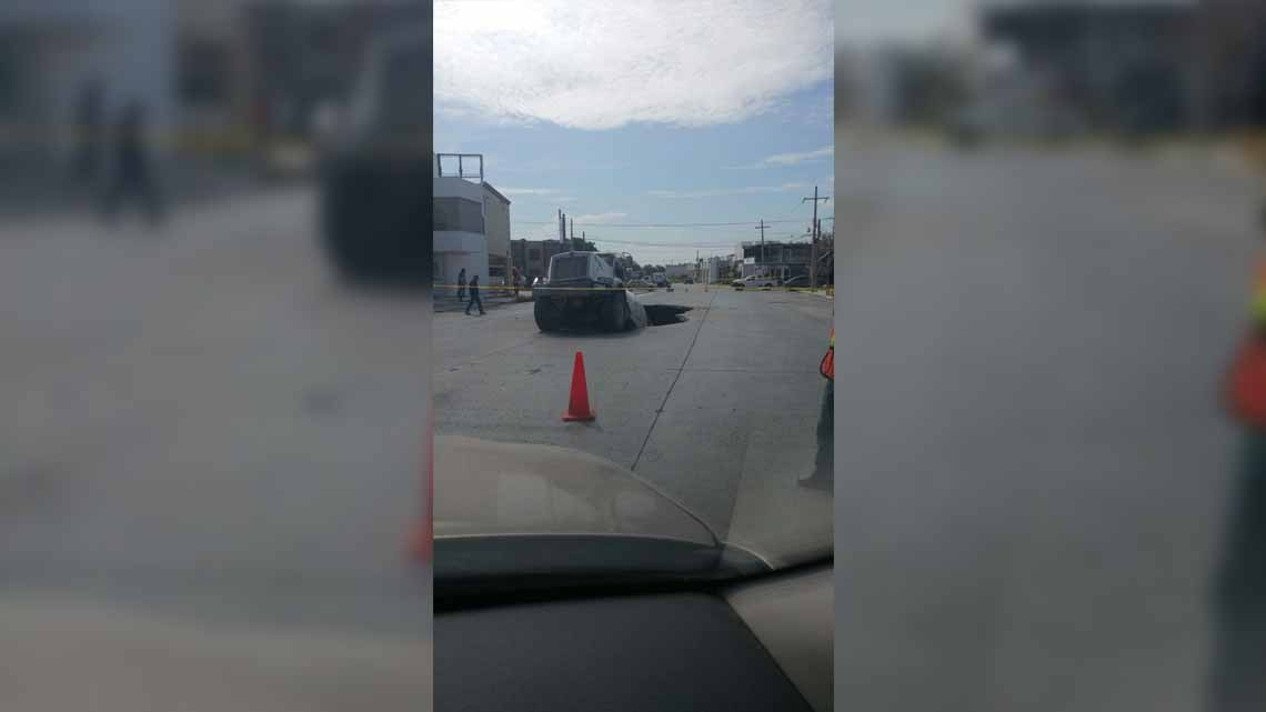 Cae camión en socavón en Sección Lomas