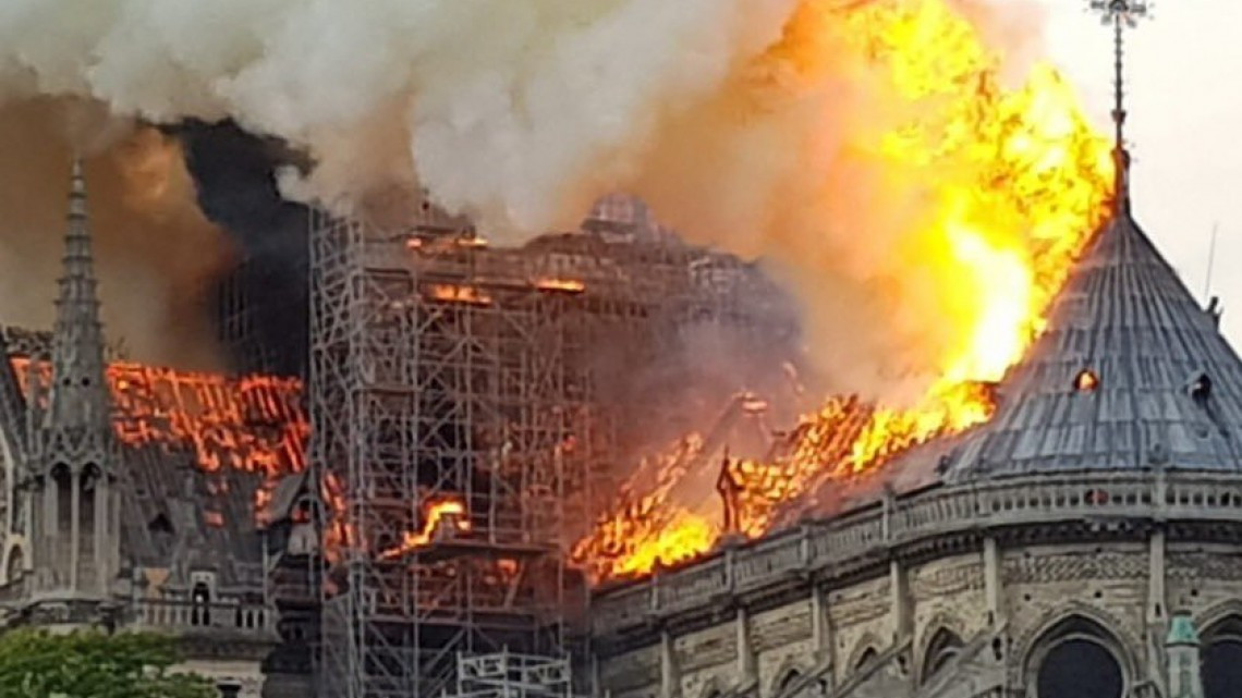 Catedral de Notre Dame se incendia