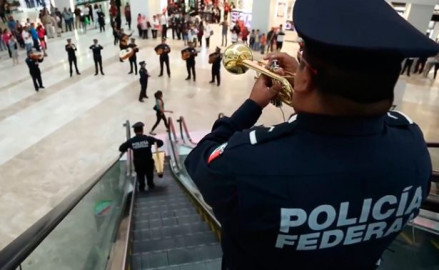 Policías sorprenden con flashmob en Plaza Universidad