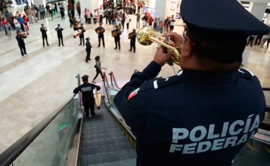 Policías sorprenden con flashmob en Plaza Universidad
