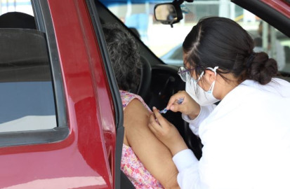 Vacunan a adultos mayores en Auditorio Municipal, Cuartel Militar y Parque Cultural Reynosa 