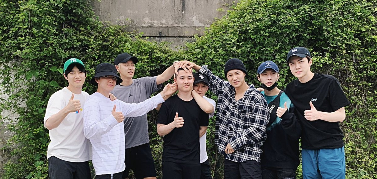 Yixing reaparece con EXO para despedir a Kyungsoo