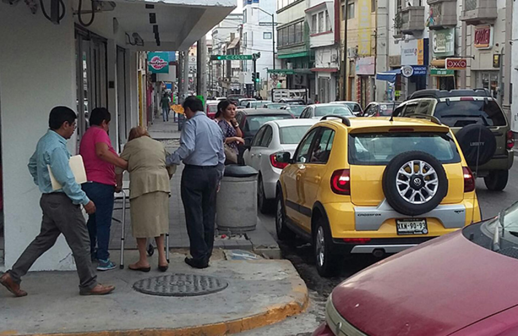 Sin respeto espacios para discapacitados en Tampico