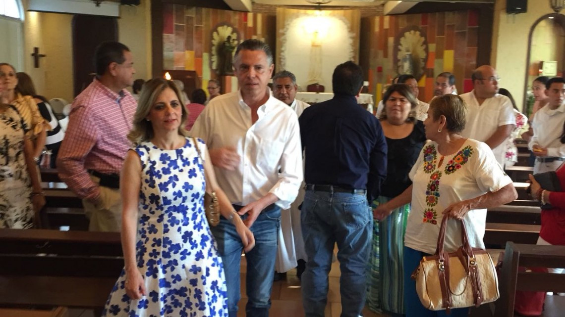 Jesús Nader asiste a misa en su primer día de campaña