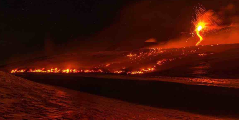 Volcán hace erupción en Italia y deja a 10 heridos 