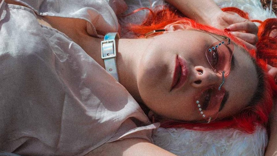 Muestra actriz porno su cuerpo tras accidente de tránsito