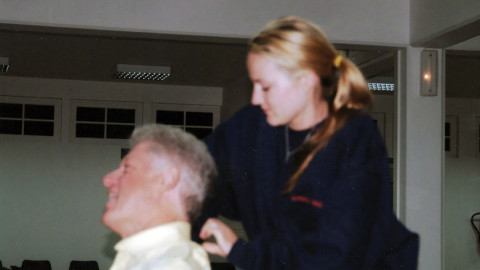 Salen a la luz fotos de Bill Clinton recibiendo un masaje de presunta víctima de Epstein