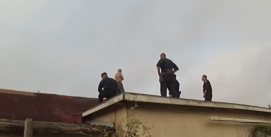 Hombre se atrinchera en una casa para evitar su arresto 