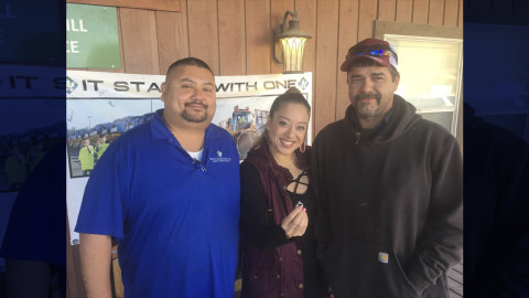 Mujer tira por error su anillo de compromiso y es encontrado entre 10 toneladas de basura