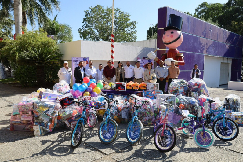 Entrega secretario general de Gobierno y su equipo de trabajo, juguetes al DIF Tamaulipas