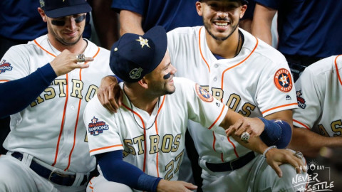 Entregan anillos de campeones a los Astros de Houston