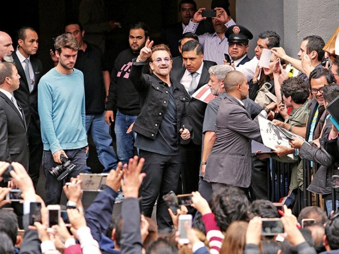 Bono también se encuentra con fans