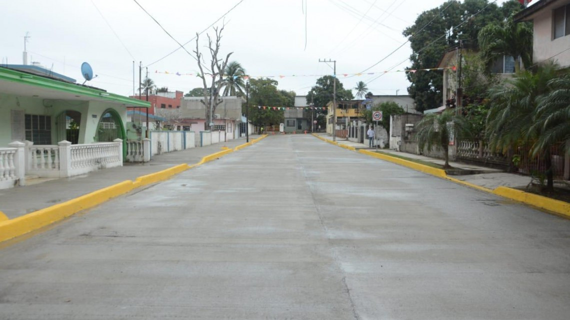 Entrega Chucho Nader otra calle pavimentada
