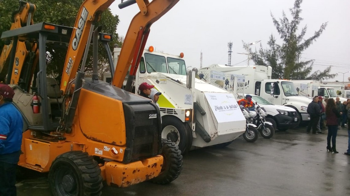 Entrega alcalde equipo para Parques y Jardines, Limpieza, y Espacios Públicos