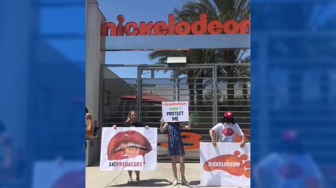 Alexa Nikolas protesta afuera de Nickelodeon por abuso infantil por parte de la empresa