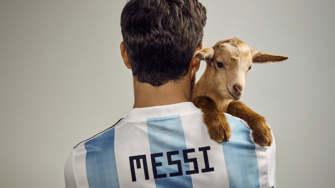 Lionel Messi posa con una cabra para portada de revista Paper