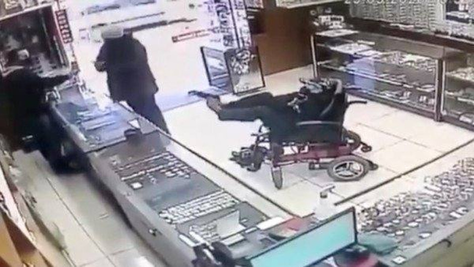 ¡Increíble! Hombre sin brazos asalta joyería en Brasil a “pie armado”