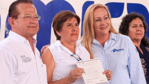 Alcaldesa inauguran plaza comunitaria