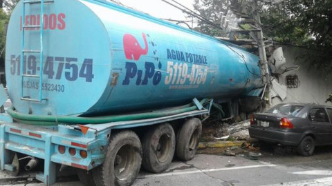 Se queda sin frenos pipa de agua y ocasiona trágico accidente 